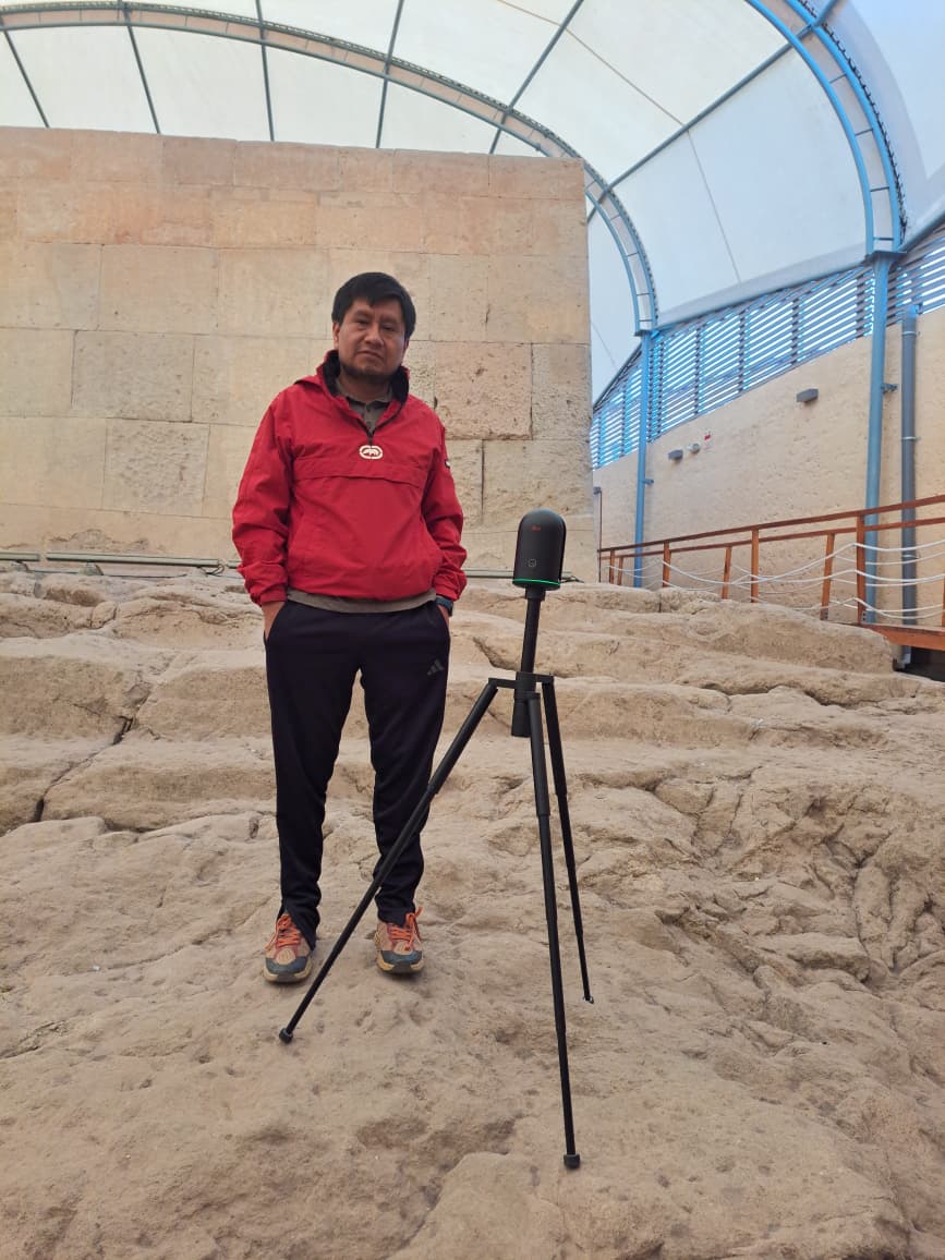 Especialista ANCOL junto a un escáner Leica BLK360 en campo